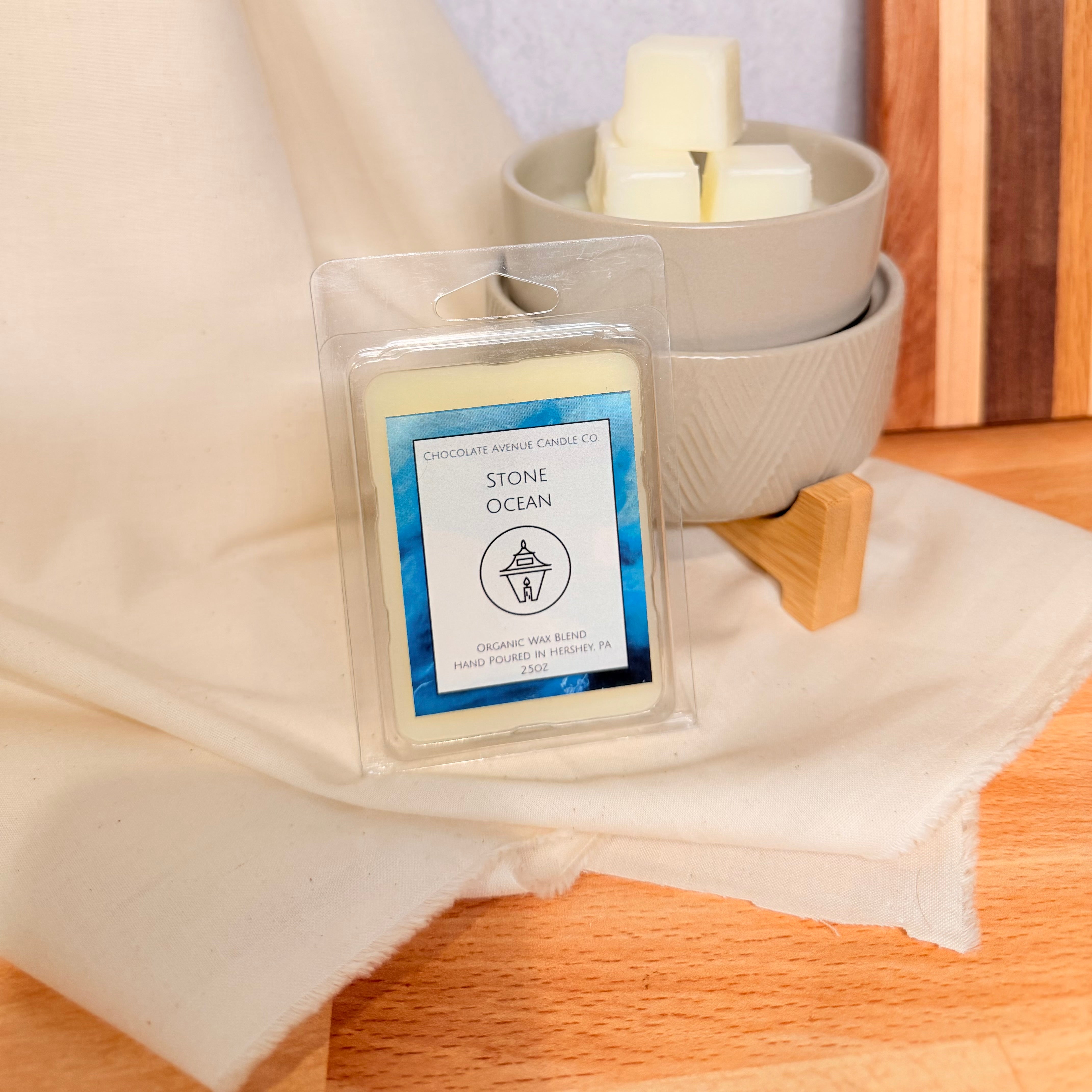 Stone Ocean wax melt with salty oceanic accords, dark musk, and sandalwood notes.