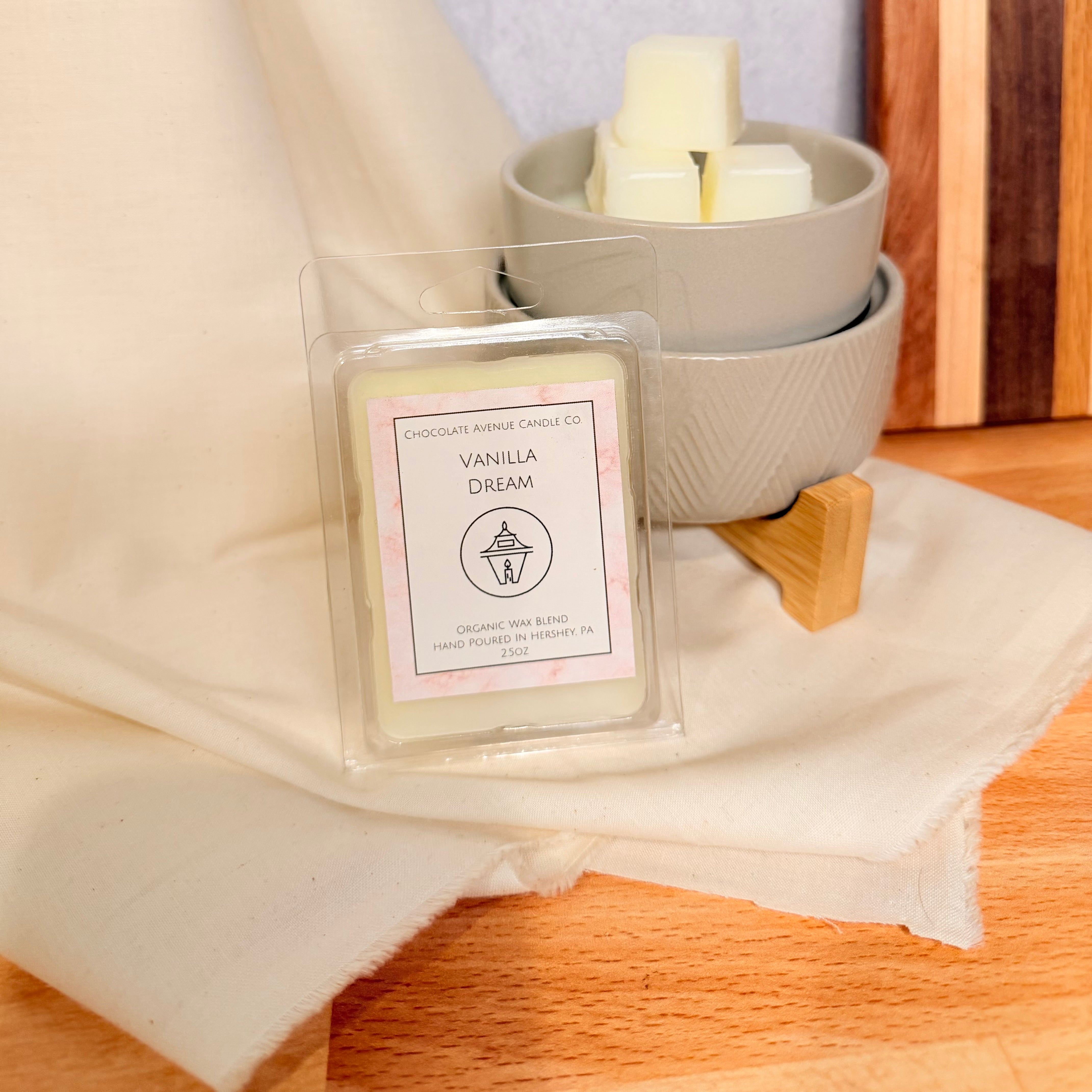 Vanilla Dream wax melt with vanilla bean and creamy dessert notes.