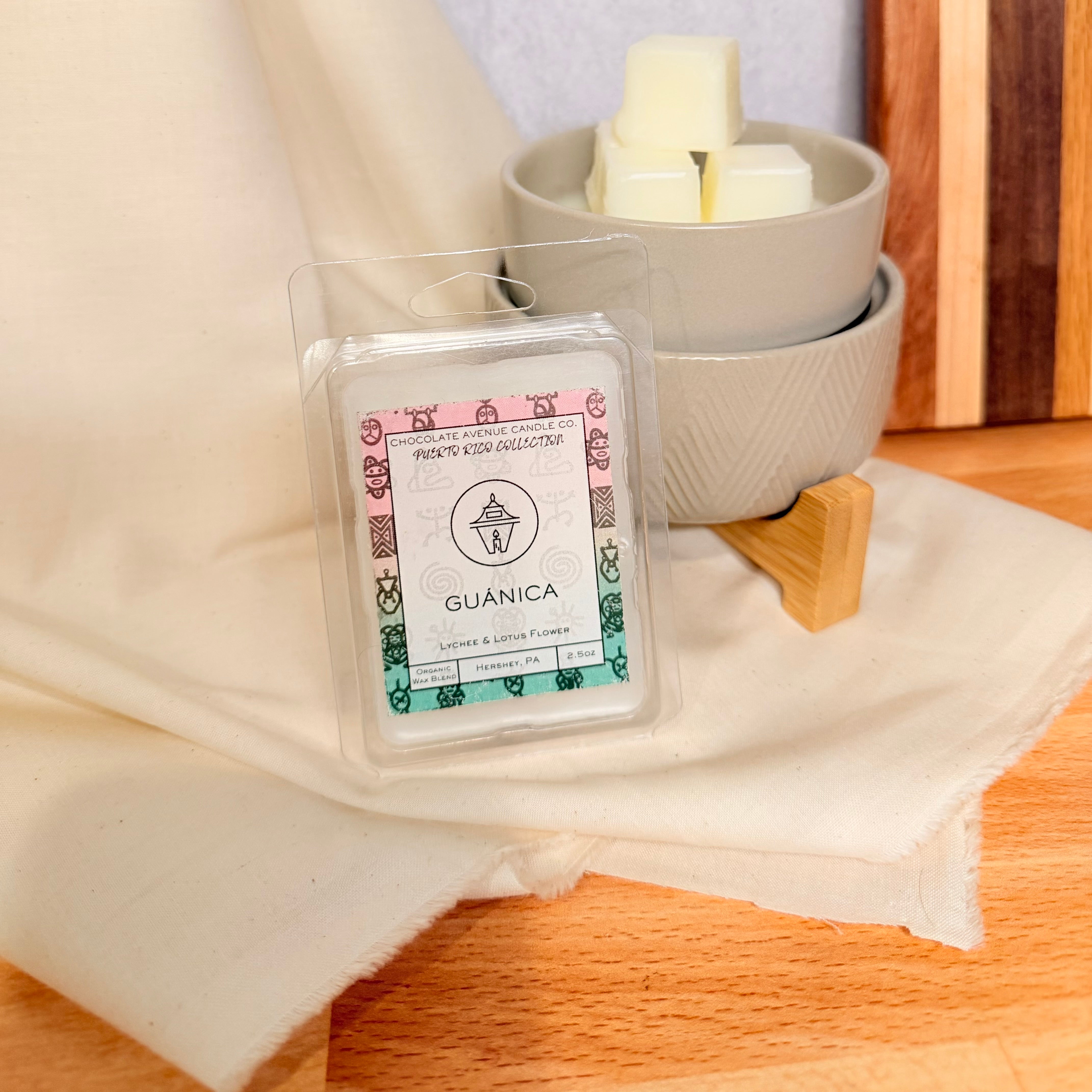 Guánica wax melt with lychee and lotus flower tropical floral notes.